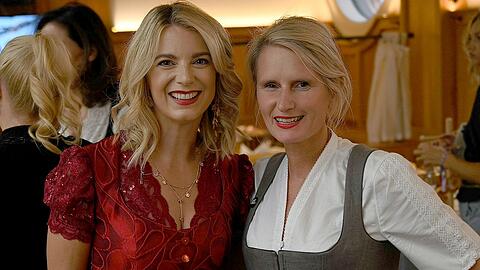 Party-Veranstalterin Sina Scherer (rechts) mit Br&auml;urosl-Wirtin Franziska Reichert beim Wiesn-Warm-Up im Donisl.