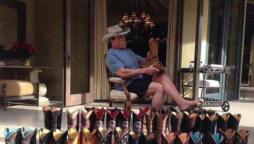 An seine Stiefel lässt Arnold Schwarzenegger niemanden ran