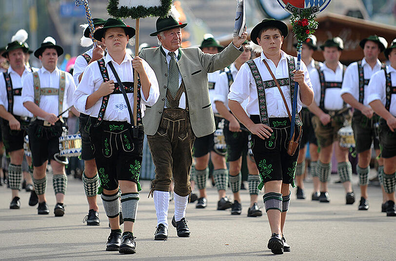 Dennoch präsentierten sich die Trachtler gewohnt farbenfroh, festlich und traditionell  bei ihrem sonntäglichen Umzug zur Wiesn.