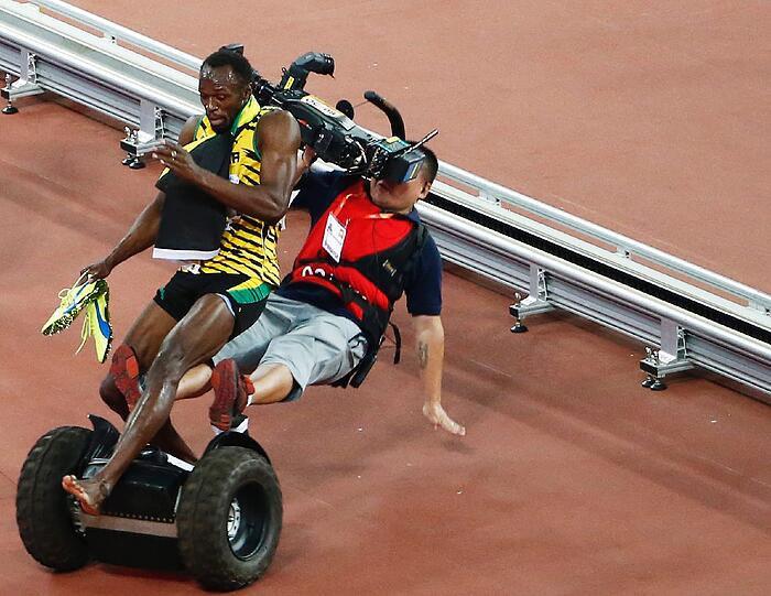 Ein chinesischer Kameramann fährt bei der Leichtathletik-WM Usain Bolt über den Haufen.