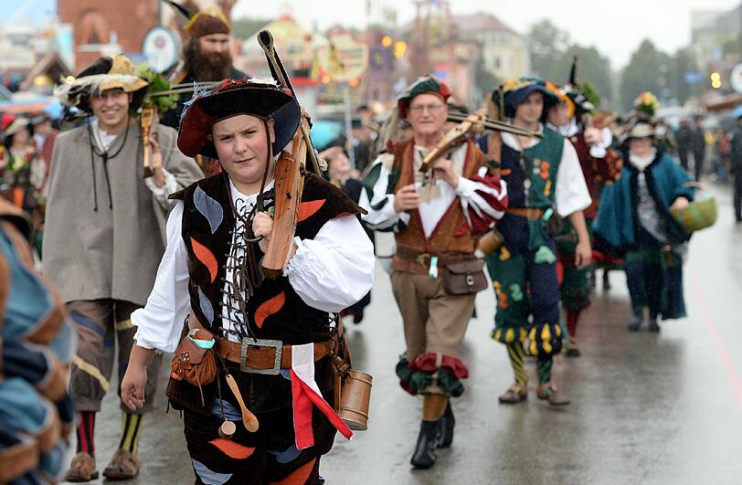Der erste Wiesn-Sonntag gehört den Trachtlern und dem traditionellen Umzug. In den Zelten ging's gemütlicher zu als beim Anstich. Die Bilder von Tag 2 zum Durchklicken.