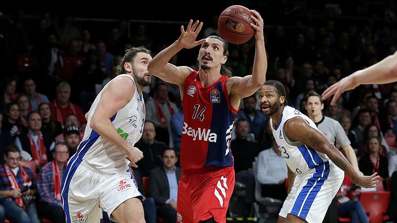 Mit den Basketballern des FC Bayern in dieser Woche ausschließlich auswärts im Einsatz: Nihad Djedovic (M.).