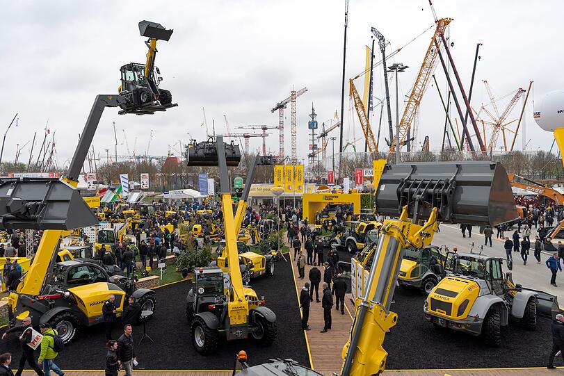 Besucher laufen über das Messegelände der Bauma. Die Bauma findet alle drei Jahre statt und ist das weltgrößte Branchentreffen der Baumaschinenhersteller.