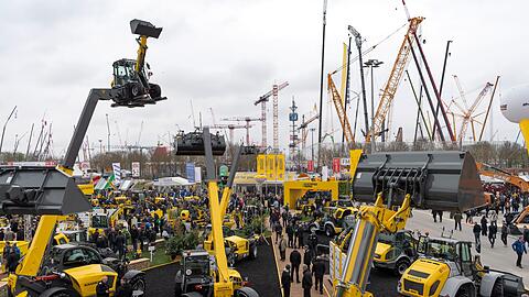 Besucher laufen über das Messegelände der Bauma. Die Bauma findet alle drei Jahre statt und ist das weltgrößte Branchentreffen der Baumaschinenhersteller.