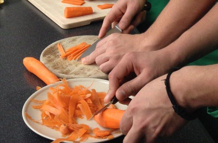 Gemeinsan kochen gegen das Heimweh.
