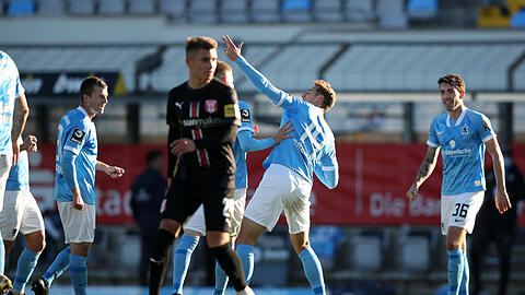 Erzielte im Hinspiel beim 6:1-Sieg vier Treffer für den TSV 1860: Dennis Dressel (r.).