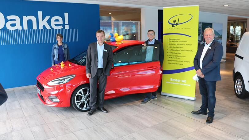 Stadtwerkesprecherin Susanne Franck (v.l.), Juniorchef Max Mundigl (Autohaus Mundigl), Jürgen Handschuch, Geschäftsführer des Landshuter Netzwerks, und der Verkaufsleiter des Autohauses Mundigl, John Dierks, präsentieren den diesjährigen Hauptpreis des 16. Landshuter Entenrennens: einen neuen Ford Fiesta. Stadtwerkesprecherin Susanne Franck (v.l.), Juniorchef Max Mundigl (Autohaus Mundigl), Jürgen Handschuch, Geschäftsführer des Landshuter Netzwerks, und der Verkaufsleiter des Autohauses Mundigl, John Dierks, präsentieren den diesjährigen Hauptpreis des 16. Landshuter Entenrennens: einen neuen Ford Fiesta.