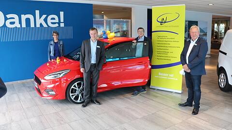 Stadtwerkesprecherin Susanne Franck (v.l.), Juniorchef Max Mundigl (Autohaus Mundigl), Jürgen Handschuch, Geschäftsführer des Landshuter Netzwerks, und der Verkaufsleiter des Autohauses Mundigl, John Dierks, präsentieren den diesjährigen Hauptpreis des 16. Landshuter Entenrennens: einen neuen Ford Fiesta.
