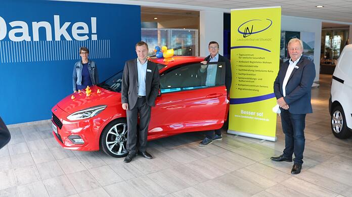 Stadtwerkesprecherin Susanne Franck (v.l.), Juniorchef Max Mundigl (Autohaus Mundigl), Jürgen Handschuch, Geschäftsführer des Landshuter Netzwerks, und der Verkaufsleiter des Autohauses Mundigl, John Dierks, präsentieren den diesjährigen Hauptpreis des 16. Landshuter Entenrennens: einen neuen Ford Fiesta.