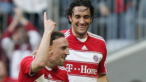 Franck Ribery (l) und Luca Toni vom FC Bayern München jubeln über Riberys 3:1.