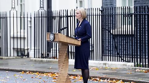 Liz Truss gibt vor der 10 Downing Street eine Erklärung ab. Sie tritt nach nur sechs Wochen im Amt zurück.