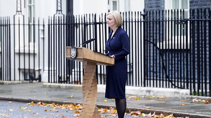 Liz Truss gibt vor der 10 Downing Street eine Erklärung ab. Sie tritt nach nur sechs Wochen im Amt zurück.