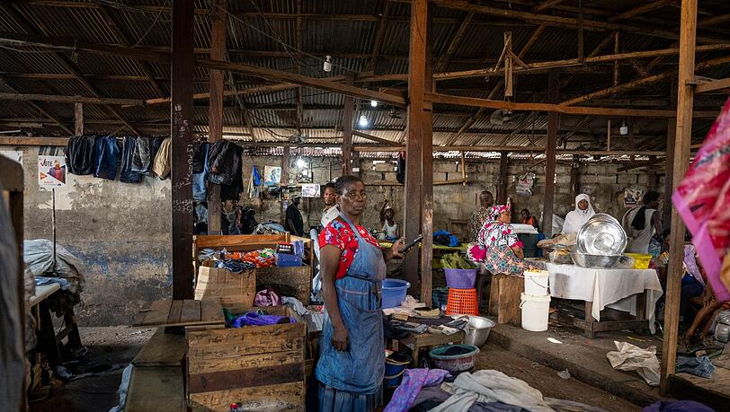 Menschen arbeiten auf dem Kantamanto-Markt in Accra. Für viele ist der Secondhand-Textilmarkt die Lebensgrundlage.