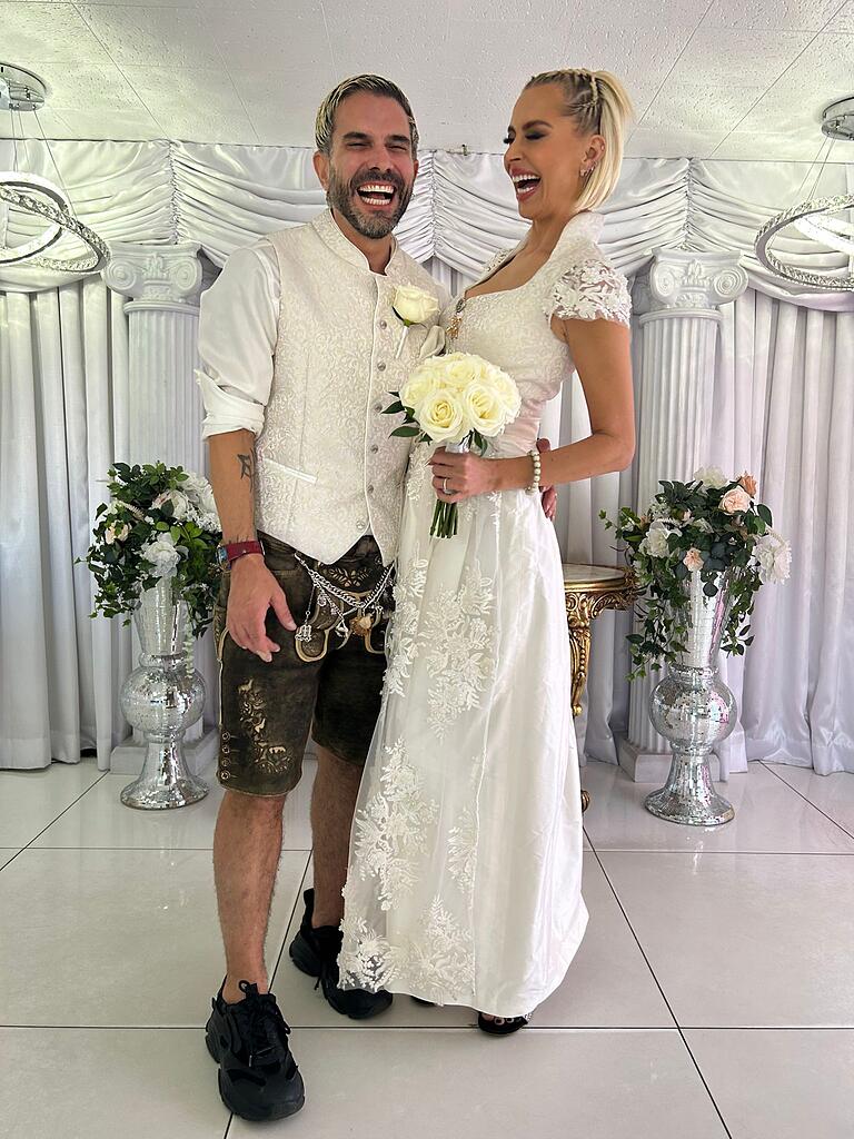Verena Kerth bei Hochzeit mit Marc Terenzi im DirndlBrautkleid Abendzeitung München Verena Kerth bei Hochzeit mit Marc Terenzi im DirndlBrautkleid Abendzeitung München