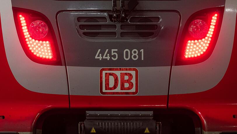 Ein Regionalzug erfasste den 21-Jährigen auf der Strecke. (Symbolbild)