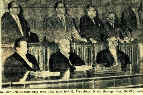 Bei der Urteilsbegründung von links nach rechts: Freisehner, Klotz, Baumgartner, Geislhöringer.
