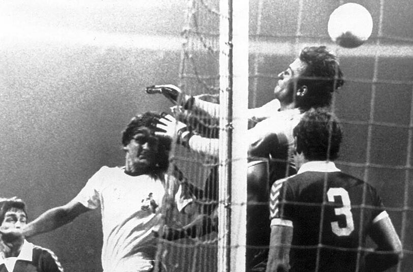 Ex-Nationalspiele Dieter Müller (links beim Kopfball) traf am 17. August 1977 beim 7:2 des 1. FC Köln gegen Werder Bremen sechs Mal.
