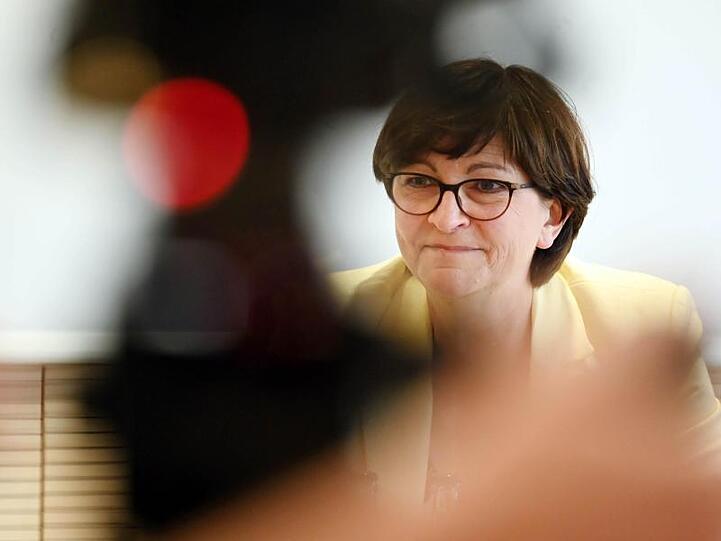 Die SPD-Parteivorsitzende Saskia Esken fordert angesichts steigender Infektionszahlen eine deutliche Ausweitung der Corona-Tests in Deutschland.