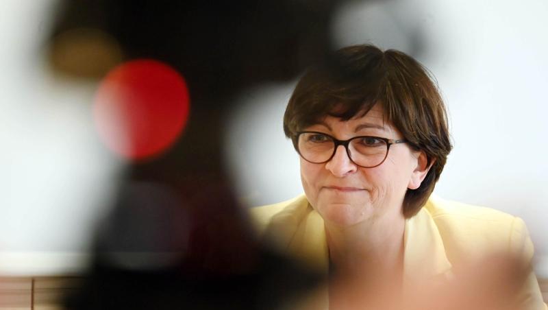 Die SPD-Parteivorsitzende Saskia Esken fordert angesichts steigender Infektionszahlen eine deutliche Ausweitung der Corona-Tests in Deutschland. Die SPD-Parteivorsitzende Saskia Esken fordert angesichts steigender Infektionszahlen eine deutliche Ausweitung der Corona-Tests in Deutschland.