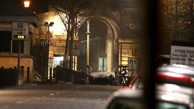 Nach der Explosion in der Innenstadt der nordirischen Stadt Londonderry geht die Polizei Hinweisen auf eine Autobombe nach. Nach der Explosion in der Innenstadt der nordirischen Stadt Londonderry geht die Polizei Hinweisen auf eine Autobombe nach.