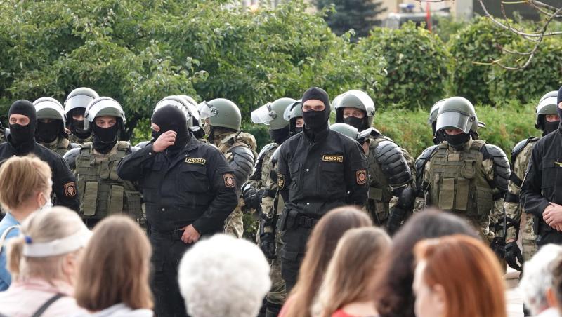 Demonstranten und Einsatzkräfte der Sonderpolizei OMON stehen sich am Unabhängigkeitsplatz in Minsk gegenüber. Demonstranten und Einsatzkräfte der Sonderpolizei OMON stehen sich am Unabhängigkeitsplatz in Minsk gegenüber.