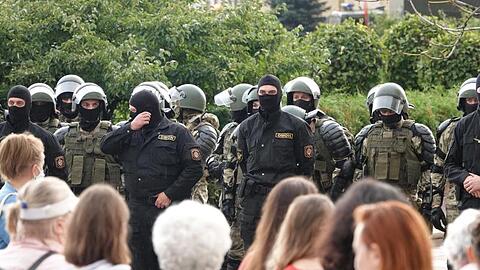Demonstranten und Einsatzkräfte der Sonderpolizei OMON stehen sich am Unabhängigkeitsplatz in Minsk gegenüber.