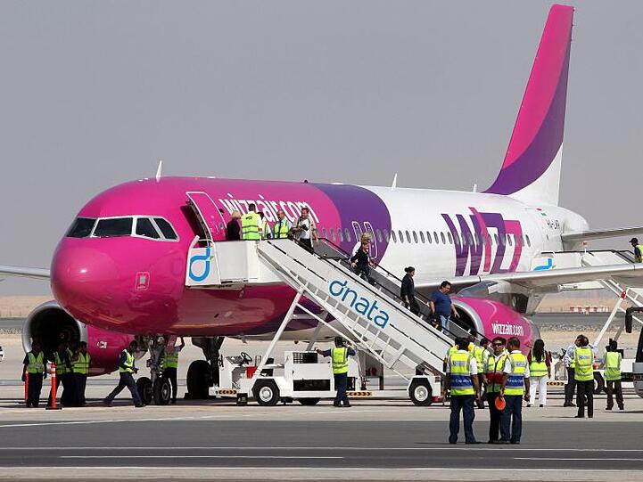 Eine Maschine der ungarischen Fluggesellschaft Wizz Air in Dubai.