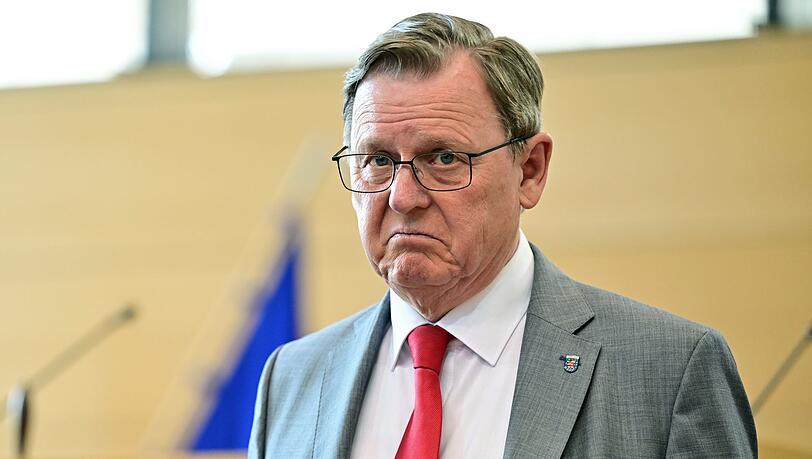 Bodo Ramelow (Die Linke), Ministerpräsident von Thüringen, steht im Plenarsaal des Landtags.