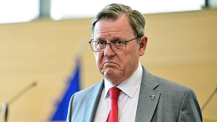 Bodo Ramelow (Die Linke), Ministerpräsident von Thüringen, steht im Plenarsaal des Landtags.