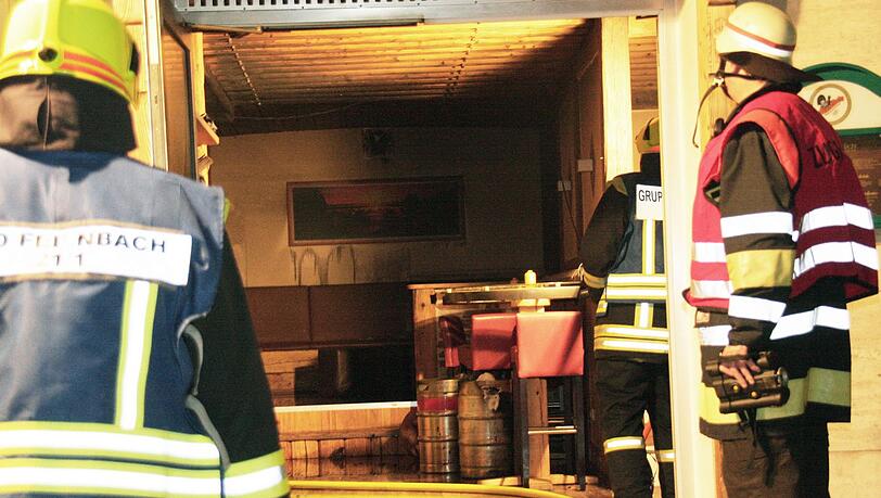 Feuerwehrmänner vor der "Haxn" in Bad Feilnbach: Sie können das Haus retten, die Wirtschaft aber wird durch den Brandstifter zerstört, der Schaden beträgt rund 80.000 Euro.