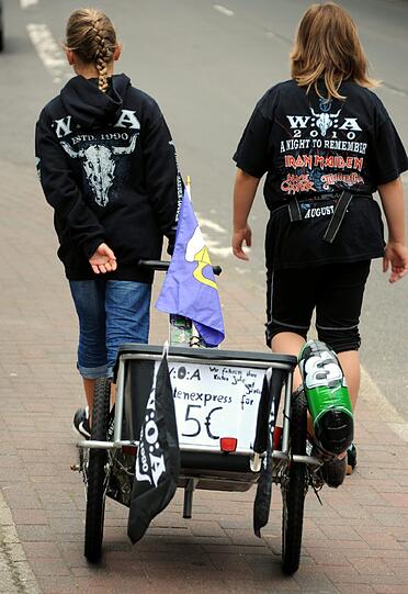 Nachwuchs-Mettler bieten Transport-Dienste für kleines Geld an.