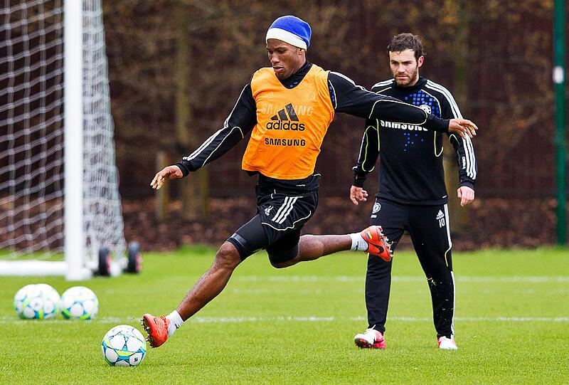 Didier Drogba beim Torschuss, im Hintergrund der Spanier Juan Mata.