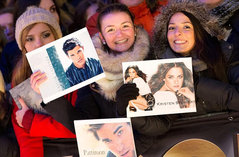Ausnahmezustand am Freitagabend in Berlin: Bei der Premiere des letzten Teils der Twilight-Saga trafen die Stars Robert Pattinson, Kirsten Stewart, Taylor Lautner und Co. auf jede Menge kreischende und jubelnde Fans. Und zahlreiche Promis wollten sich das Kinoerlebnis ebenfalls nicht entgehen lassen. Sehen Sie hier die Bilder vom roten Teppich und lesen Sie im Text die AZ-Kritik zu "Breaking Dawn 2"...