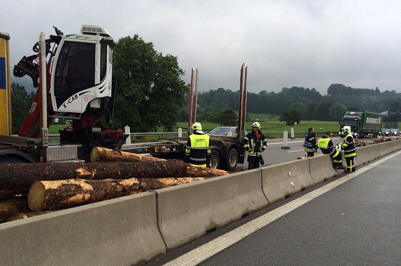 Auf der A8 ist am Montag ein Holzlaster umgekippt. Die autobahn war in beide Richtungen gesperrt.