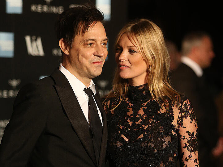 Gehören diese verliebten Blicke der Vergangenheit an? Kate Moss und Jamie Hince sollen seit Wochen nicht mehr miteinander sprechen