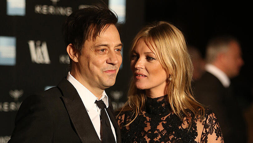 Gehören diese verliebten Blicke der Vergangenheit an? Kate Moss und Jamie Hince sollen seit Wochen nicht mehr miteinander sprechen Gehören diese verliebten Blicke der Vergangenheit an? Kate Moss und Jamie Hince sollen seit Wochen nicht mehr miteinander sprechen