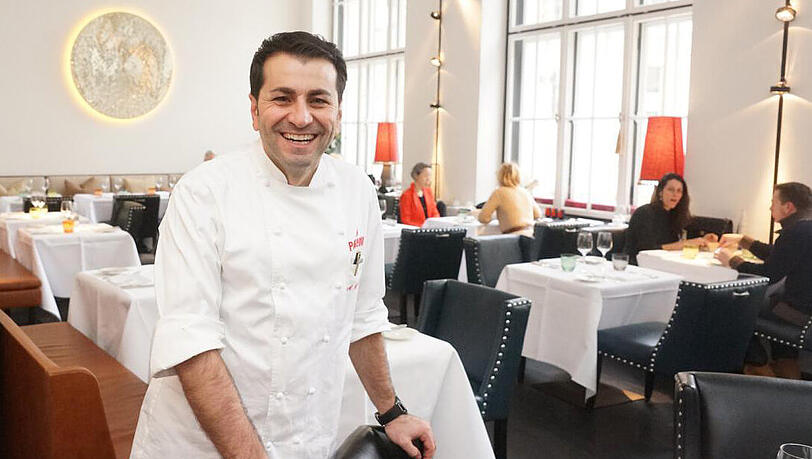 Ali Güngörmüs wurde zum „Restaurateur des Jahres“ gewählt. Nach seinem Restaurant in Hamburg (Le Canard Nouveau) hat er in München das Pageou eröffnet. Ali Güngörmüs wurde zum „Restaurateur des Jahres“ gewählt. Nach seinem Restaurant in Hamburg (Le Canard Nouveau) hat er in München das Pageou eröffnet.