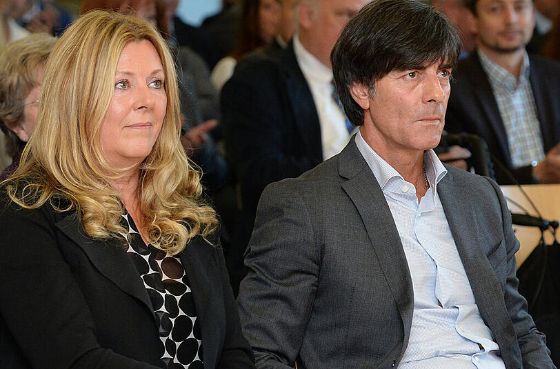 Joachim Löw sitzt am 17.10.2014 in Schönau (Baden-Württemberg) neben seiner Frau Daniela. Löw wurde in seiner Heimatstadt zum Ehrenbürger ernannt.