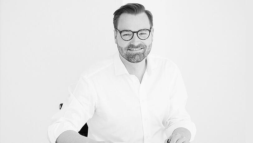 Dr. Maximilian Eder ist Facharzt für plastische und ästhetische Chirurgie. Dr. Maximilian Eder ist Facharzt für plastische und ästhetische Chirurgie.