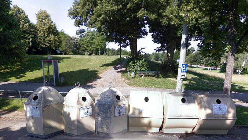 Hinter den Müllcontainern soll der Untergrund befestigt werden. Hinter den Müllcontainern soll der Untergrund befestigt werden.