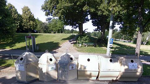 Hinter den Müllcontainern soll der Untergrund befestigt werden.