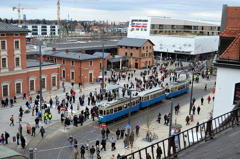 Vom Dach des "Bohn-Hauses" hatte man einen tollen Blick auf den Pasinger Bahnhofsplatz mit zwei historischen Trambahnzügen.
Aufn: Alexander Bauer
