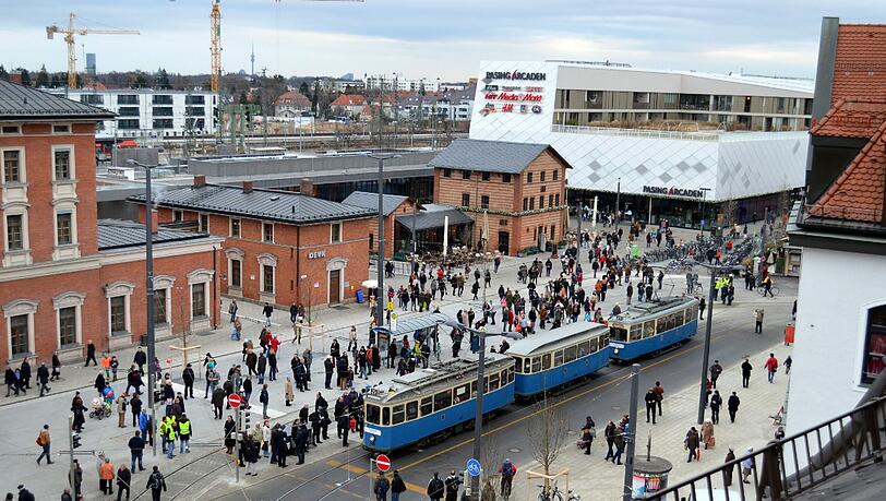 Vom Dach des "Bohn-Hauses" hatte man einen tollen Blick auf den Pasinger Bahnhofsplatz mit zwei historischen Trambahnzügen.
Aufn: Alexander Bauer Vom Dach des "Bohn-Hauses" hatte man einen tollen Blick auf den Pasinger Bahnhofsplatz mit zwei historischen Trambahnzügen.
Aufn: Alexander Bauer