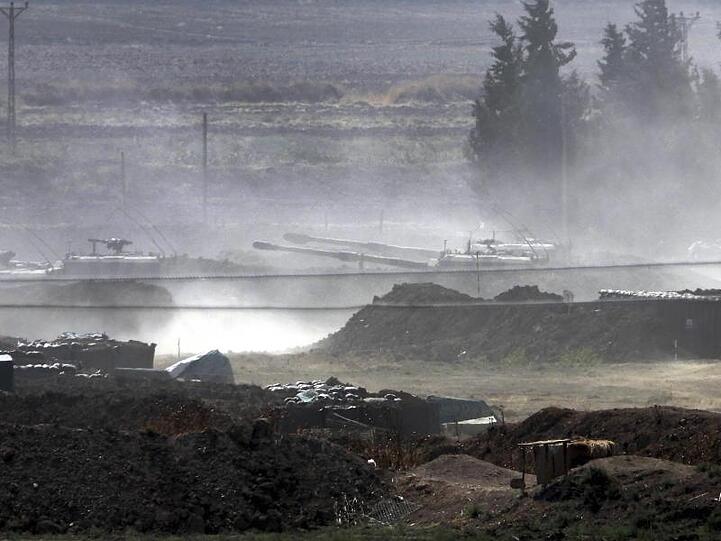 Artilleriegeschütze der türkischen Streitkräfte werden in der Provinz Sanliurfa an ihre neuen Positionen nahe der Grenze zu Syrien gebracht.