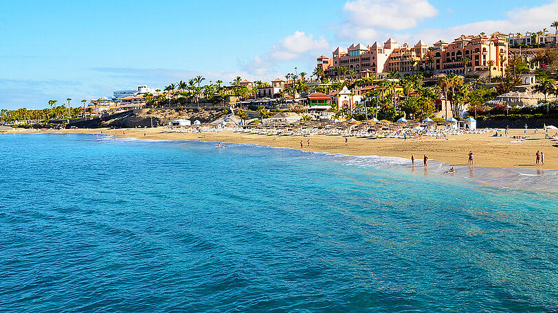 Blaues Meer, bunte Häuser: Das Traumreiseziel Teneriffa.