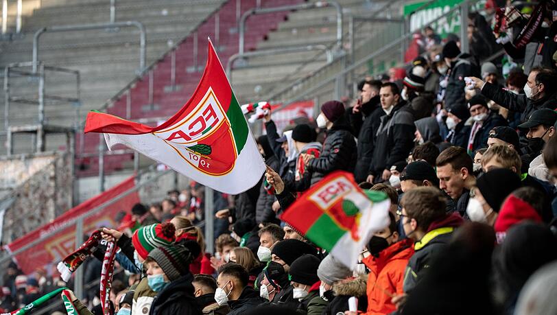 Die Fans von Augsburg stehen dicht gedrängt auf der Tribüne und feuern ihre Mannschaft an.