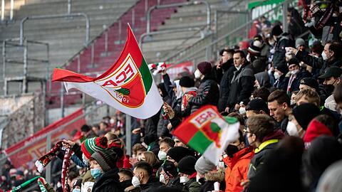 Die Fans von Augsburg stehen dicht gedrängt auf der Tribüne und feuern ihre Mannschaft an.