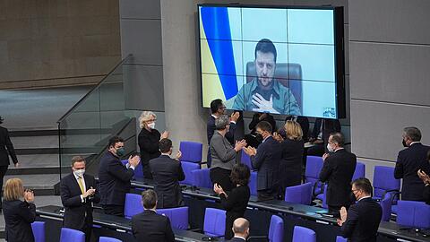 Der ukrainische Präsident Wolodymyr Selenskyj bekommt Applaus von der Bundesregierung.