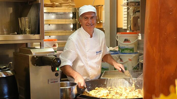 Mario ist der Kaiserschmarrn-Experte im Zelt.