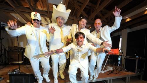 Ganz in Weiß mit Hurra und Balla Balla: Wassd Scho? Bassd Scho! kennen kein Erbarmen mit ihrem fränkischen Spaß-Rock.
